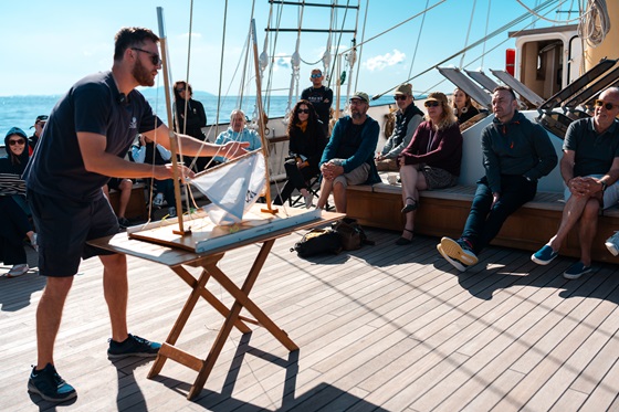 Participation aux manoeuvres sur un grand voilier !