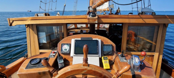 Un équipage professionnel et passionné sur un bateau d'époque