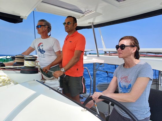Une navigation encadrée par un skipper professionnel et une hôtesse